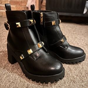 Marc Fisher Youth Block Heel Pyramid Ankle Booties